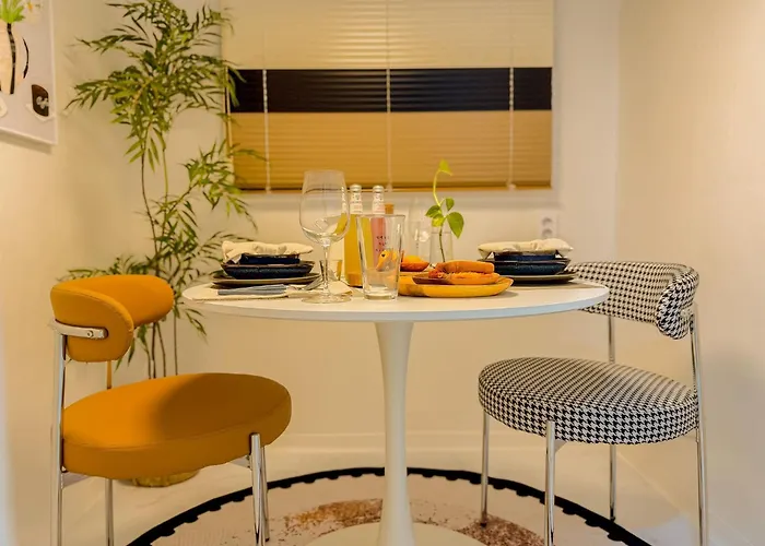 Gangnam,5-minute Walk From Seonjeongneung Station,located In Nonhyeon,4 People,apgujeong, Itaewon Seoel