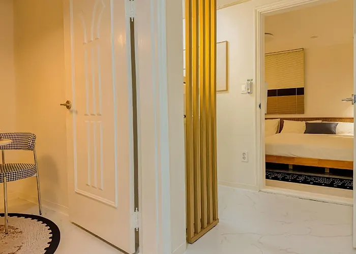Gangnam,5-minute Walk From Seonjeongneung Station,located In Nonhyeon,4 People,apgujeong, Itaewon *