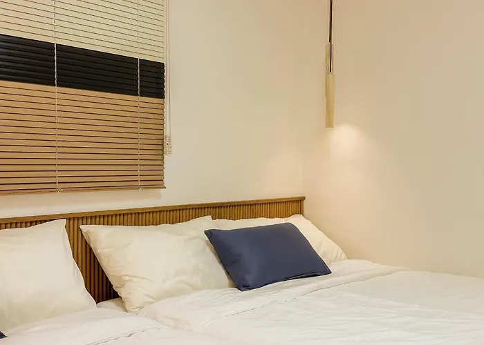Gangnam,5-minute Walk From Seonjeongneung Station,located In Nonhyeon,4 People,apgujeong, Itaewon * Seoel
