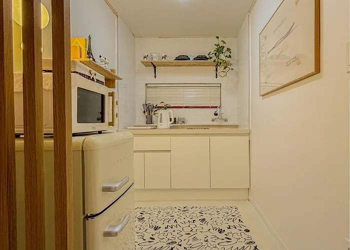 Gangnam,5-minute Walk From Seonjeongneung Station,located In Nonhyeon,4 People,apgujeong, Itaewon Seoel
