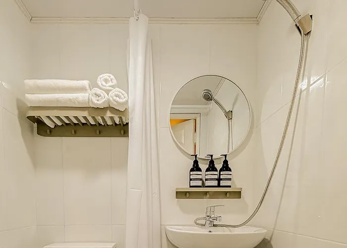 Gangnam,5-minute Walk From Seonjeongneung Station,located In Nonhyeon,4 People,apgujeong, Itaewon *